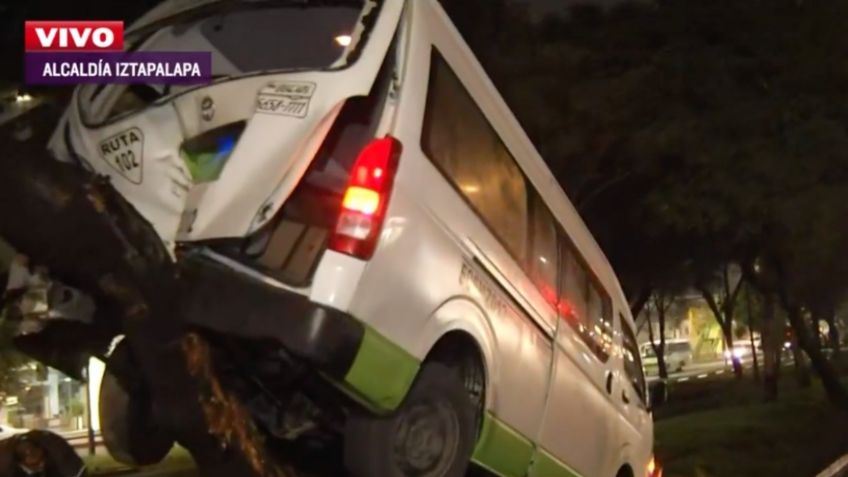 Choque de camioneta de pasajeros en Zaragoza provoca caos vial; se sube al camellón