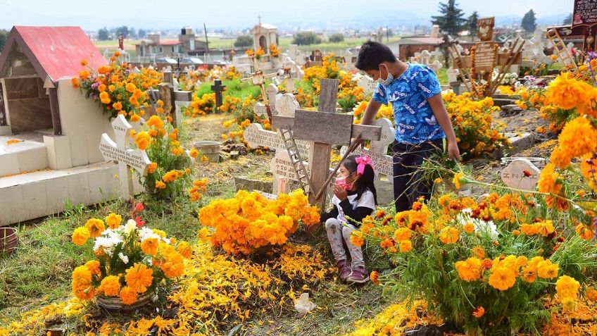 Otomíes embellecen panteones para el festejo de Día de Muertos