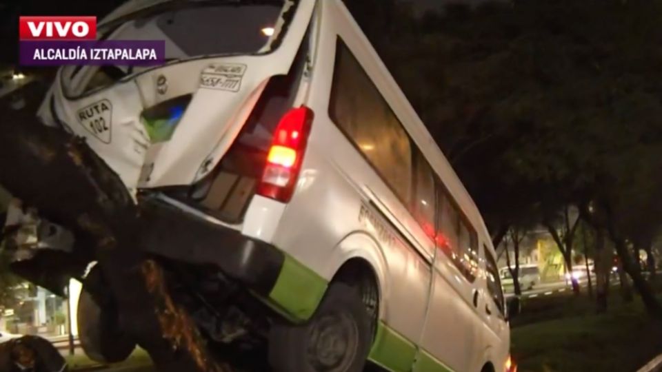 La unidad, tipo urvan, se subió al camellón en Calzada Zaragoza. FOTO: Captura de Pantalla