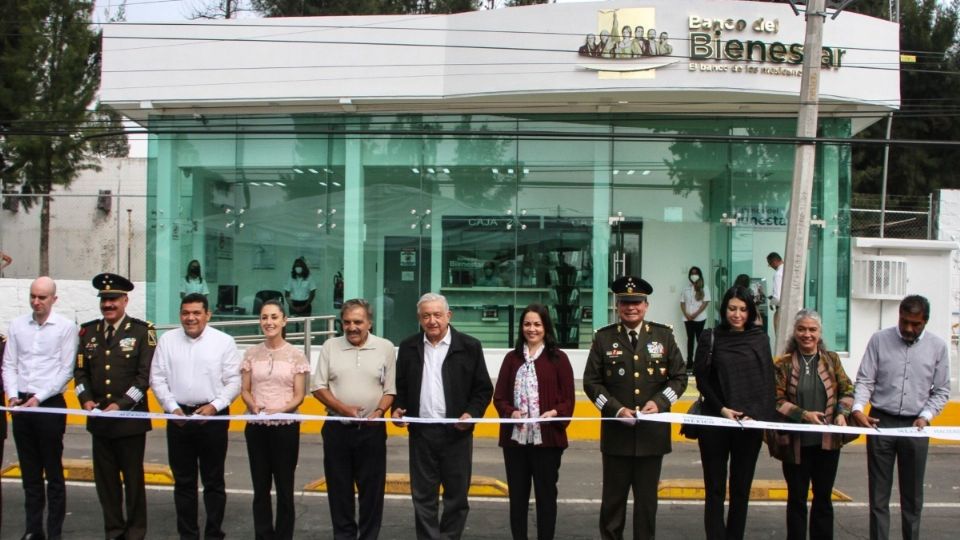 El presidente López Obrador, acompañado de parte de su Gabinete, durante la inauguración de una de las sucursales del banco. FOTO: Cuartoscuro