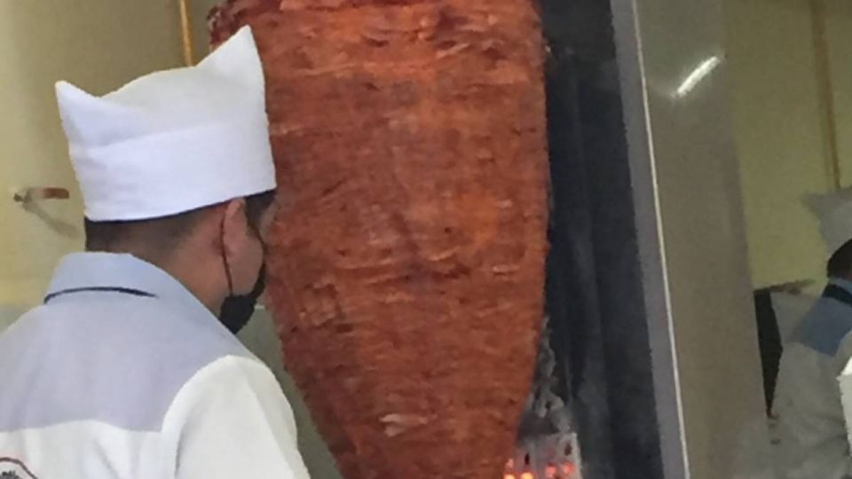 El morder el trompo de carne significó una falta de higiene para los comensales del negocio. Foto: Especial