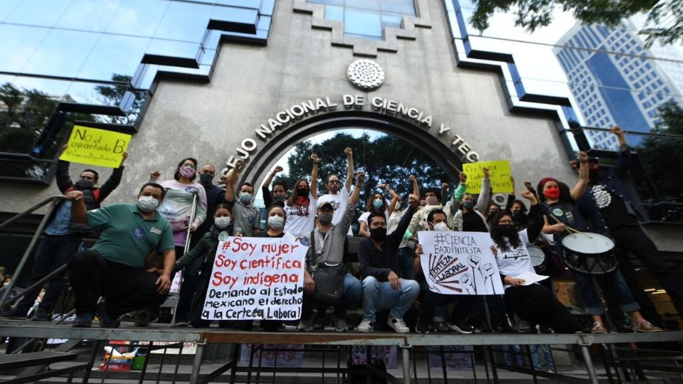 '¡El Científico consciente no se rinde ni se vende!'. Foto: Leslie Pérez / El Heraldo de México