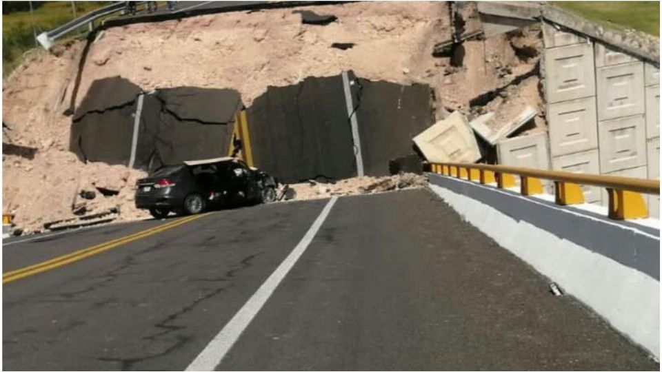 Tramo del puente entre Cerritos-Tula que colapsó esta tarde en SLP
(Foto: Especial)