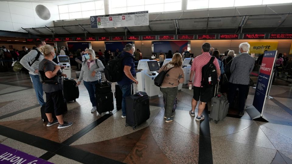 DENVER. A partir de noviembre, los aeropuertos de Estados Unidos tienen que revisar que tipo de vacuna trae el visitante. Foto: AP