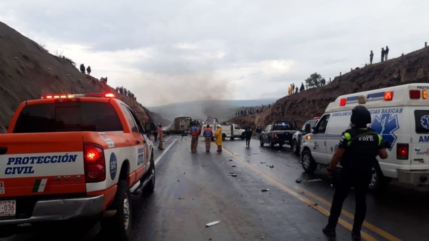 Accidente en carretera Silao-San Felipe deja dos 2 muertos y 2 tráileres quemados: FOTOS + VIDEO