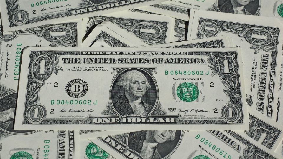 El peso cerró la sesión del viernes con una ganancia semanal de 1.43 por ciento frente al dólar. Foto: Pexels