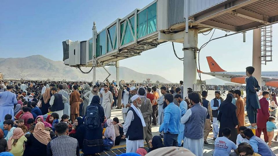 El aeropuerto de Kabul quedó fuera de servicio después de que miles de personas se concentraron en sus puertas. Foto: AFP