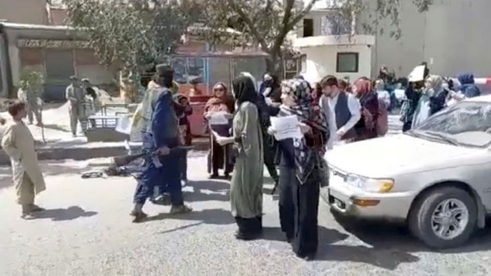 Con tiros y gas disuelven protestas de mujeres en Kabul que piden al nuevo gobierno igualdad en derechos. Foto: Reuters
