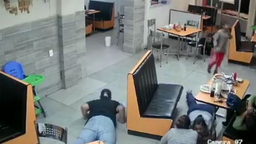 Hombres atacan a machetazos a clientes de restaurante en SLP durante asalto: VIDEO