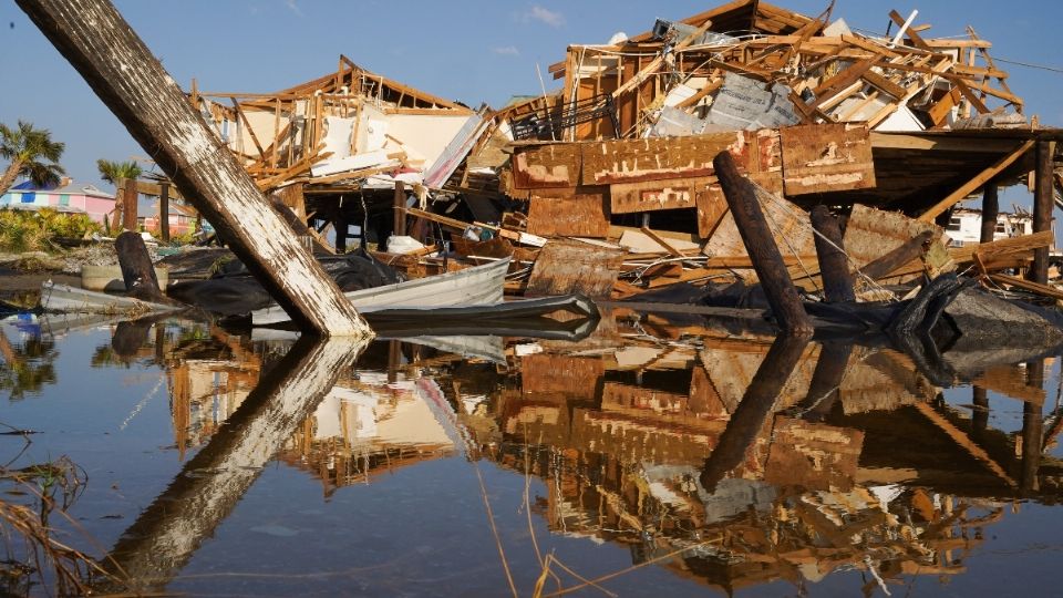 DAMNIFICADOS. Cientos de casas quedaron destruidas, 
tras el paso del fenómeno. Foto: AFP