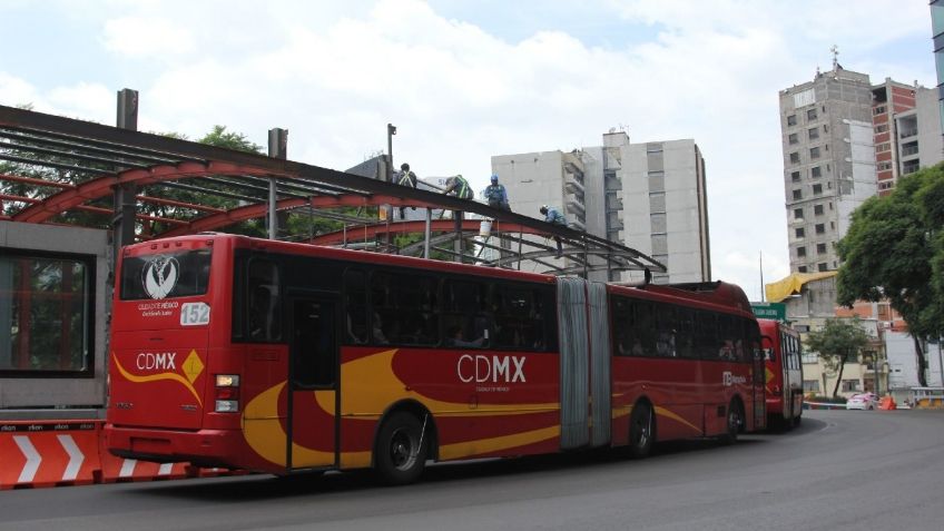 Choca Metrobús en Insurgentes Norte; hay caos vial en la zona