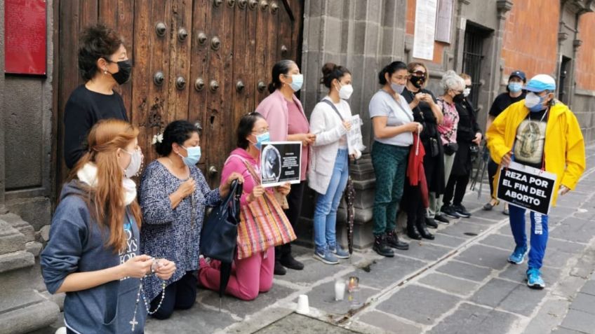 Religiosos rezan fuera de la SCJN mientras se discute despenalización del aborto