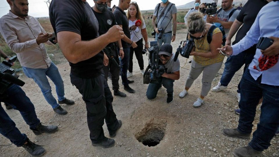 Imagen del túnel por donde salieron los presos. Foto: AFP