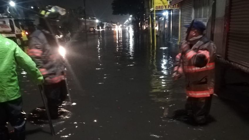 Cuerpos de emergencia continúan con labores para atender afectaciones en Ecatepec, informa Alfredo del Mazo