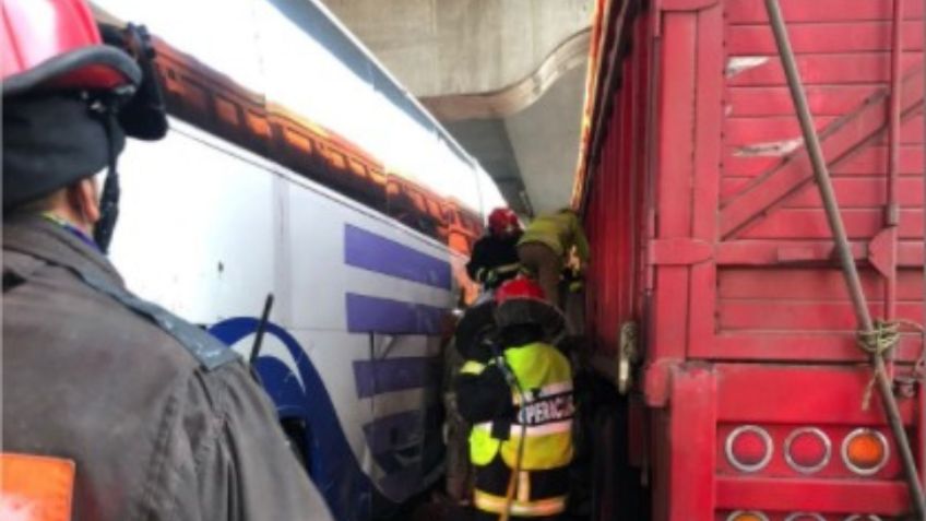 Carambola en la Autopista México-Puebla deja un automovilista prensado