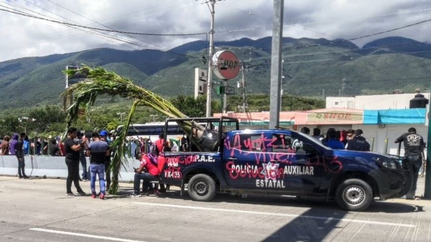 Normalistas de Ayotzinapa bloquean la Autopista del Sol y retienen una patrulla