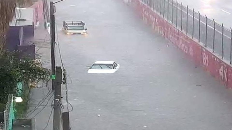 Los cuerpos de emergencia continúan con las labores de rescate y apoyo tras las fuertes inundaciones. Foto: Twitter @RicardoRocha_MX