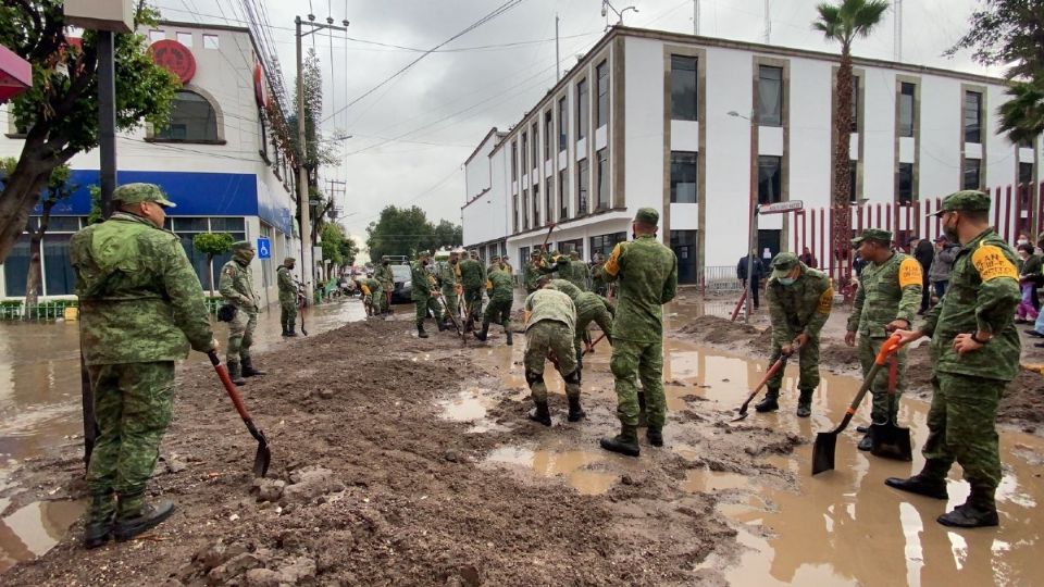 Elementos del Ejército y de la Guardia Nacional ayudaron en los trabajos de limpieza. Foto: Especial