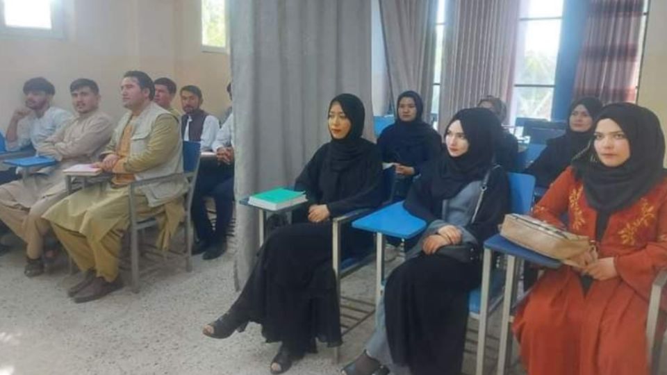 Mujeres son separadas de los hombres en los salones de clase e las universidades tras la llegada de los talibanes. Foto: Twitter @FaridAhmad1919
