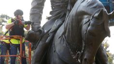 Cae símbolo confederado;  retiraron estatua de Robert Lee