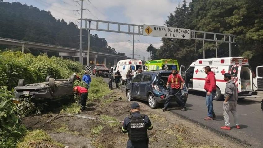 Caos en la México-Toluca; camión choca contra 6 autos y causa fatal carambola: VIDEO