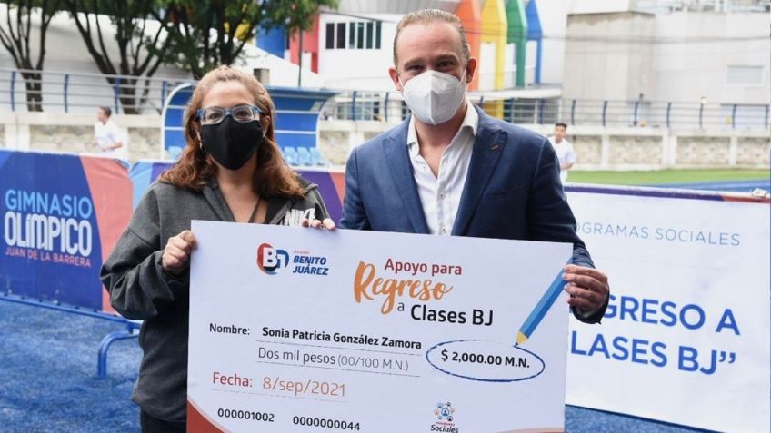 Alcaldía Benito Juárez entrega apoyos a mil estudiantes