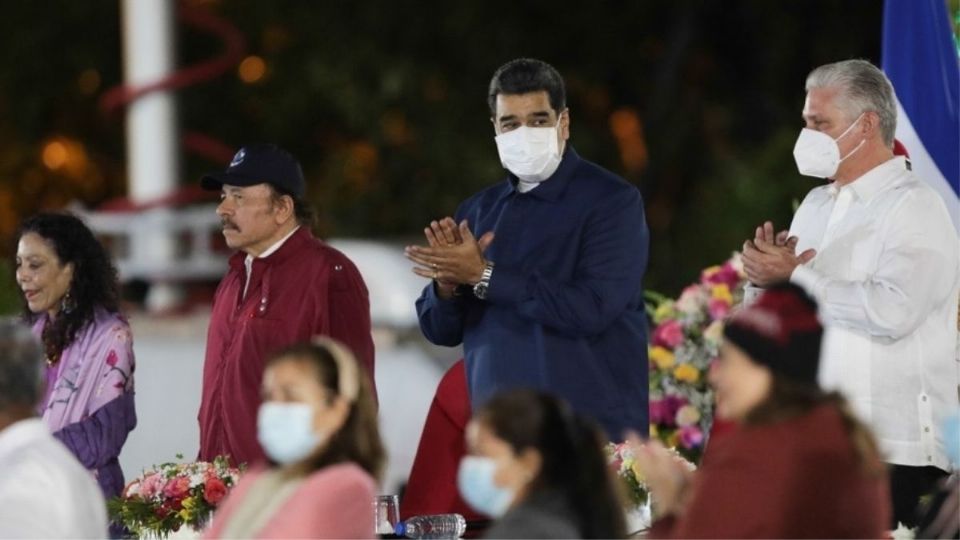 ALIADOS. Los Presidentes de Venezuela y Cuba asistieron ayer a la ceremonia oficial. Foto: EFE