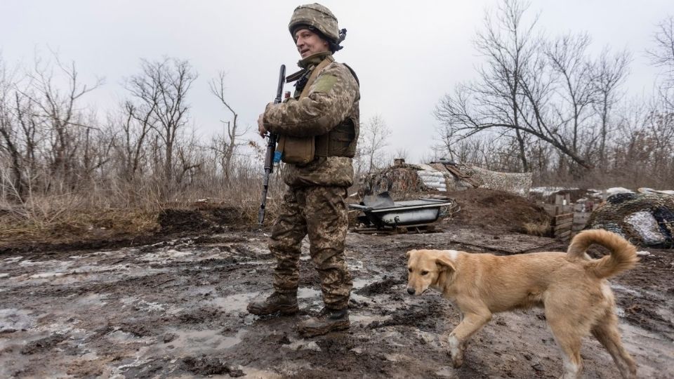 FRONTERA. Soldado ucraniano, en la línea de separación. Foto: AP