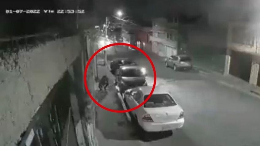 Con golpiza incluida, captan robo de vehículo en las calles del EDOMEX: VIDEO