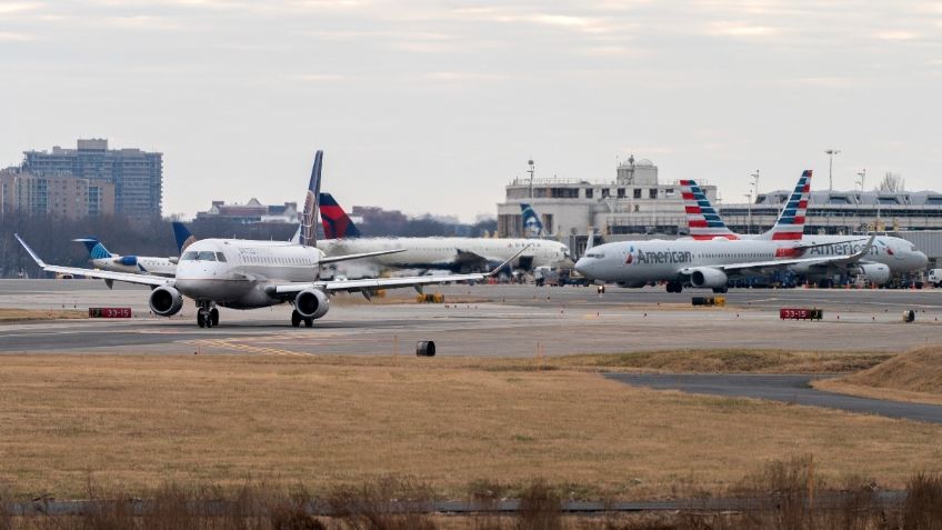 Reducen vuelos por empleados contagiados de COVID-19 en United Airlines