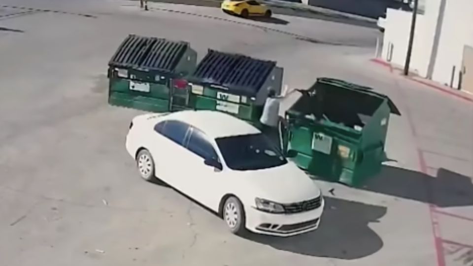 Lograron identificar a la mujer gracias a las cámaras que estaban frente a los contenedores. Foto: Especial