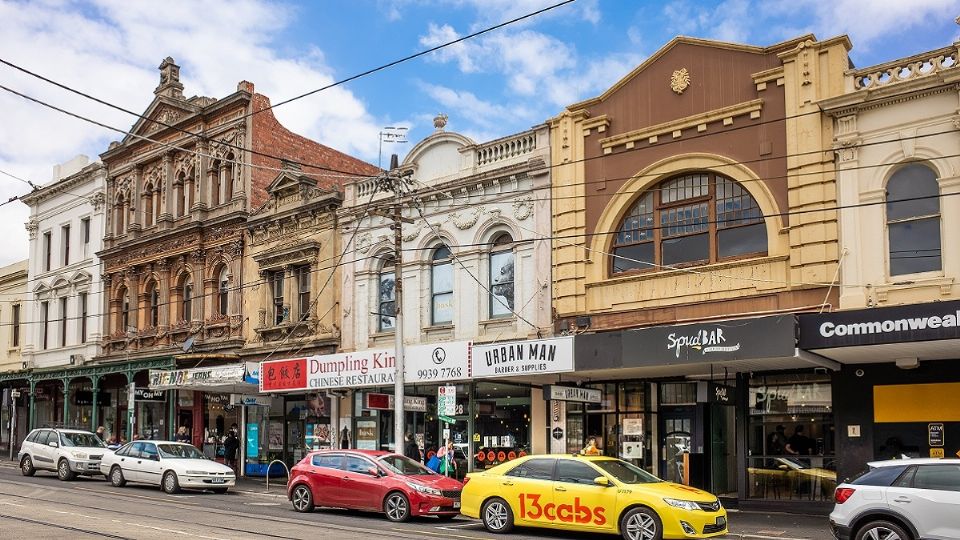 Pequeños cafés, boutiques de diseño, hoteles independientes y restaurantes que defienden el carácter local. Foto: Shutterstock