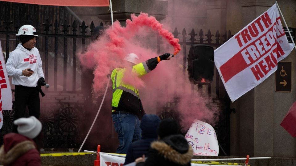 BOSTON. Trabajadores del departamento de Policía protestaron porque todos deben de estar vacunados antes del 15 de enero.  Foto: EFE