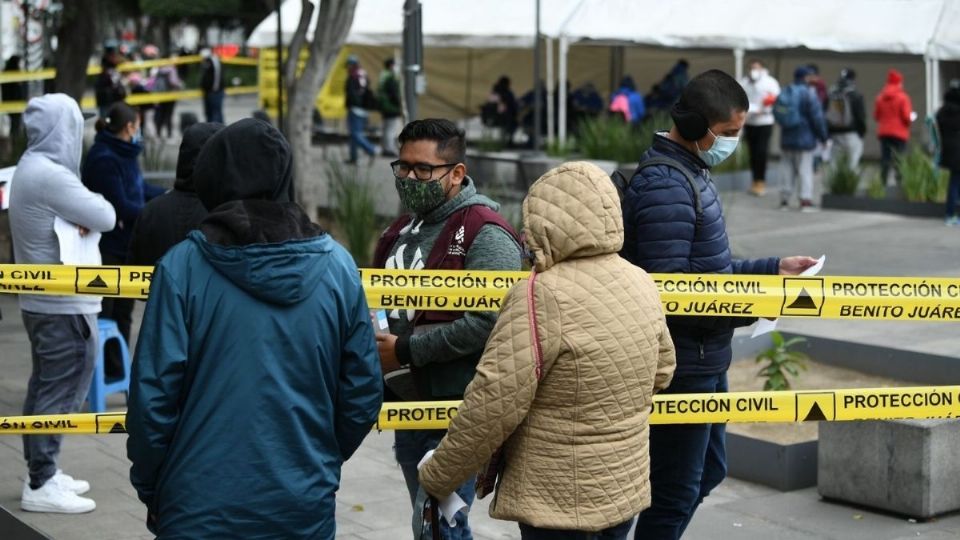 LARGA ESPERA. Desde las 4 de la madrugada llegan las personas por una ficha. Foto: Leslie Pérez