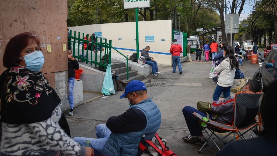 AGUARDAN. Familiares de pacientes que están internados en hospitales de la Ciudad de México esperan afuera por informes. Foto: Cuartoscuro