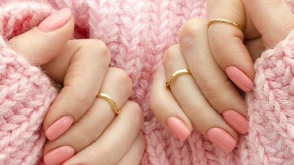 Estas son las tendencias en uñas con el color rosa bebé. (Foto: @lashesandmorenaron)