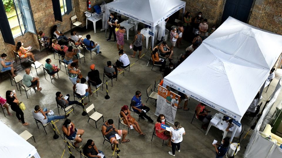 CONTROL MÁXIMO. Los centros de pruebas en Río de Janeiro mostraron largas filas. Foto: REUTERS