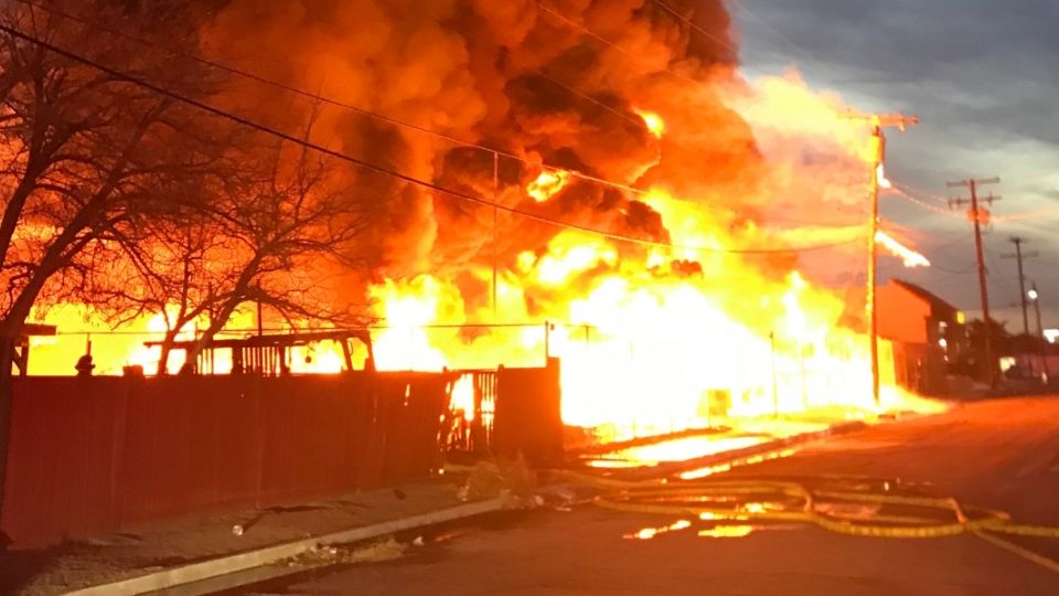 El fuego consumió al edificio (Foto: Twitter)