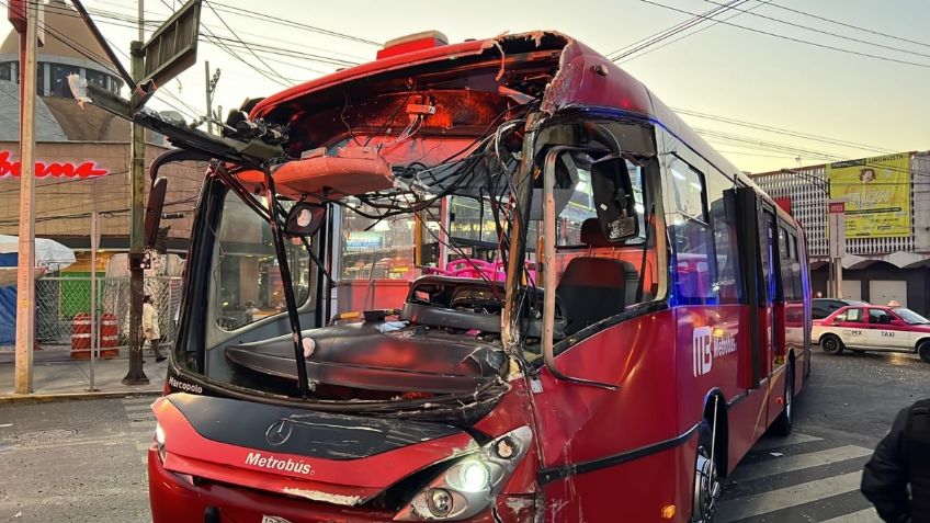 Fuerte choque entre Metrobús y autobús deja dos lesionados, pasó en línea 6 | VIDEO