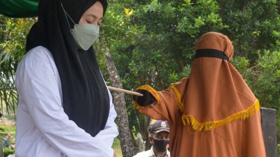 Dieron 100 latigazos a una mujer en Indonesia. (Foto: Especial)