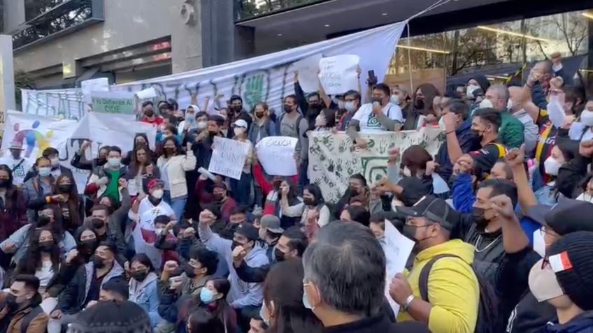 Posponen sesión para reformar al CIDE; estudiantes dan cacerolazos | VIDEO