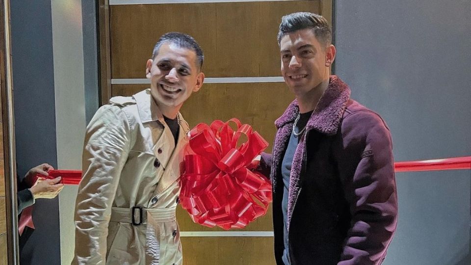 Jhonny Caz y Jonathan Bencomo feliz por su nueva casa. Foto: Instagram