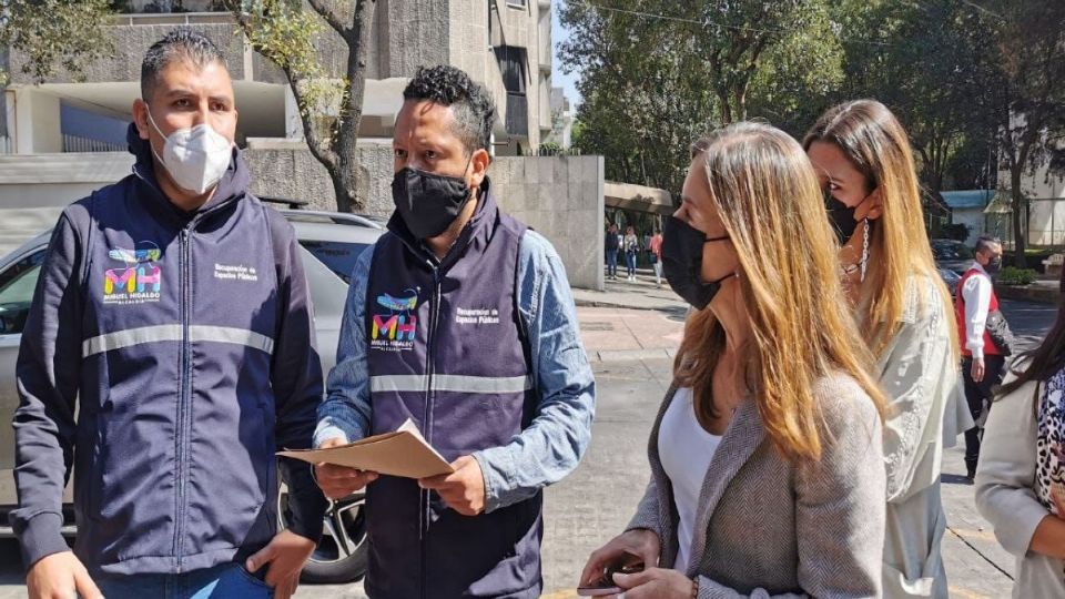 Mauricio Tabe dijo que personal de la Unidad Departamental de Recuperación de Espacios Públicos les explicó la manera en que puedan adaptar su negocio para evitar invadir la vía pública. Foto: Especial