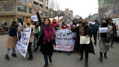 Dispersan con gas pimienta a mujeres que se manifestaban en Kabul