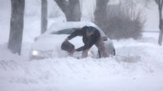 Tormenta invernal deja a miles de personas varadas y sin luz en EU y Canadá