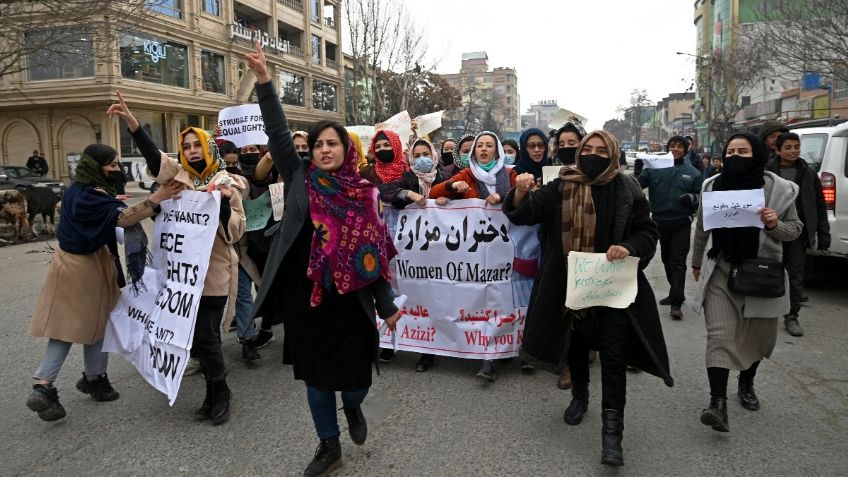 Dispersan con gas pimienta a mujeres que se manifestaban en Kabul