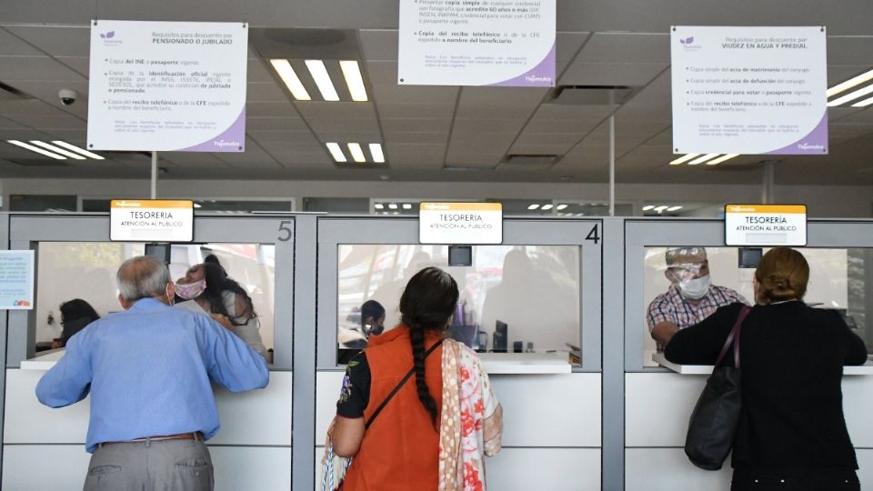 RIESGO. Muchos trabajadores han estado expuestos al virus al dar atención a la ciudadanía. Foto: Especial