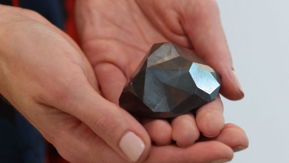 Un diamante negro podría venderse en cinco millones de dólares. (Foto: AFP)