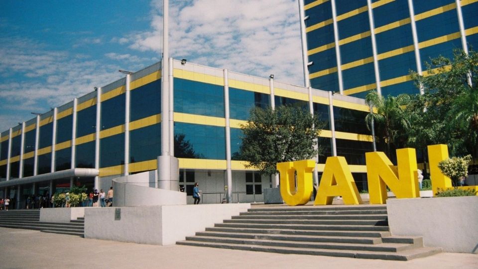 El rector de la Universidad, Santos Guzmán dio el banderazo de arranque a este semestre. FOTO: ESPECIAL