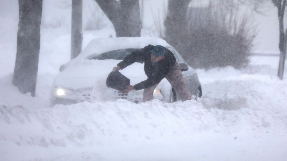 NUEVA YORK. Cientos de automóviles se quedaron atrapados en la nieve. Foto: AP